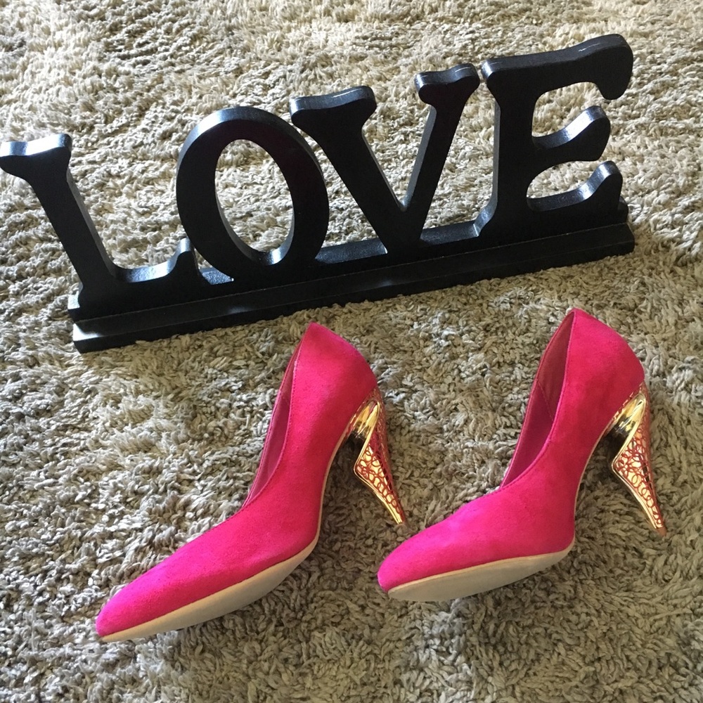 N.Y.L.A “Becka” Fuschia Suede Pumps - Picture 3 of 6